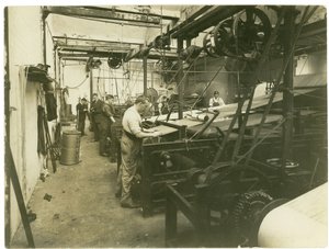 Salle de faisceau dans une usine de tapis, 1923